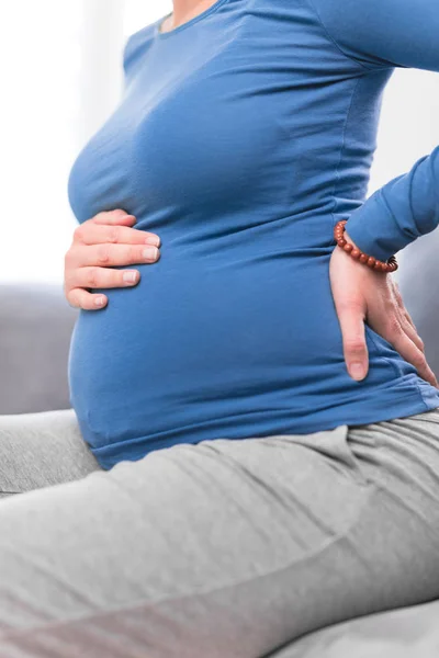 Zwanger vermoeide, vermoeide vrouw met maagklachten en rugpijn — Stockfoto