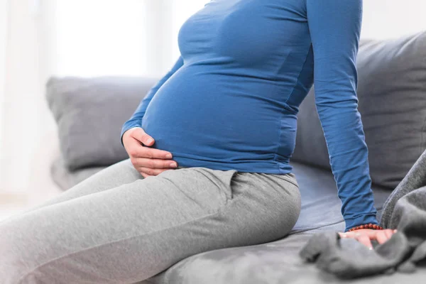 Zwanger vermoeide, vermoeide vrouw met maagklachten en rugpijn — Stockfoto