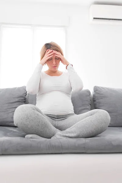 有胃部和头部问题的疲倦孕妇h — 图库照片