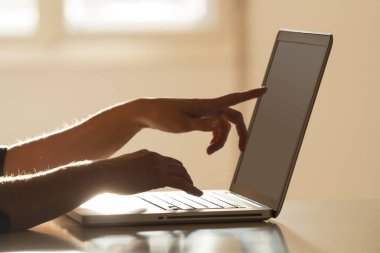 Adamın elleri bir dizüstü bilgisayar klavye üzerinde çalışma.