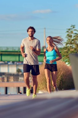 Modern kadın ve erkek şehir ortamında koşuyor / egzersiz yapıyor 