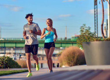 Modern kadın ve erkek şehir ortamında koşuyor / egzersiz yapıyor 