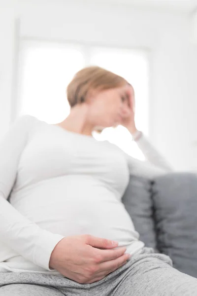妊娠疲れました女性とともに胃と頭の問題でh — ストック写真