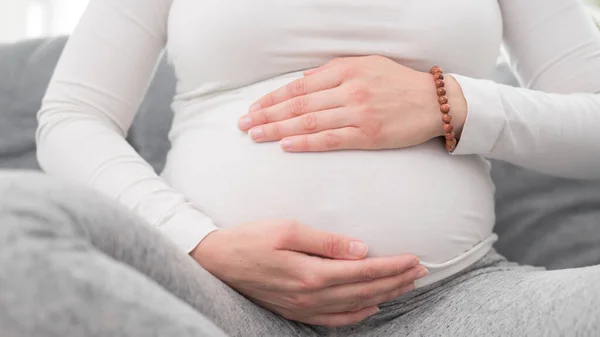 Zwanger vermoeide vermoeide vrouw met maagproblemen thuis op een — Stockfoto