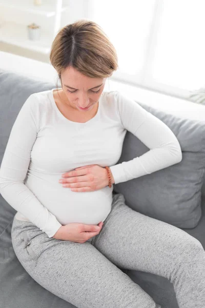 妊娠中の疲れ果てた女性の胃の問題を自宅で — ストック写真