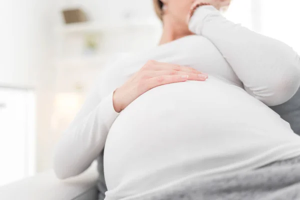 Zwanger vermoeide vermoeide vrouw met maagproblemen thuis op een — Stockfoto