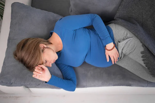 Ciężarna zmęczona kobieta z problemami żołądkowymi i bólem pleców — Zdjęcie stockowe