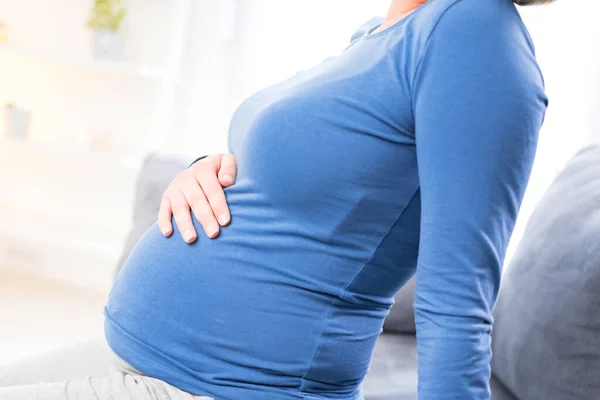 Zwanger vermoeide, vermoeide vrouw met maagklachten en rugpijn — Stockfoto