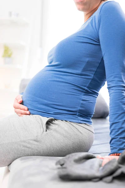 Zwanger vermoeide, vermoeide vrouw met maagklachten en rugpijn — Stockfoto