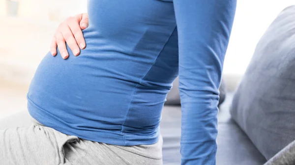 妊娠中の疲れ果てた胃の問題と腰痛の女性 — ストック写真
