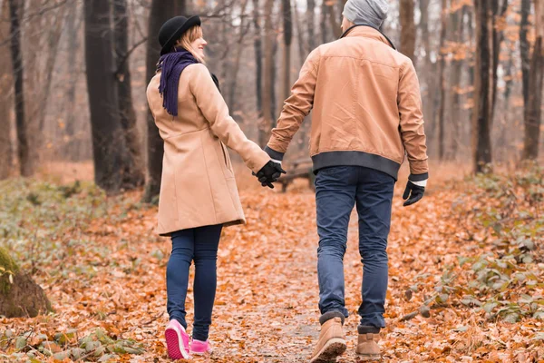 Pareja en el parque disfrutando de agradable otoño / invierno . — Foto de Stock