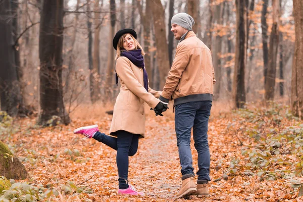 Paar im Park genießt schöne Herbst- / Winterzeit. — Stockfoto