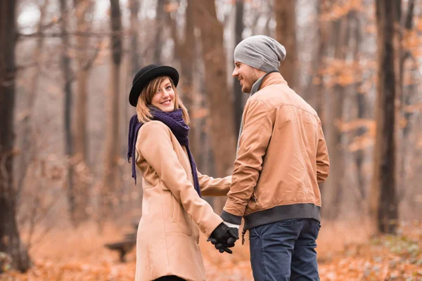 Couple in the park enjoying nice autumn / winter time. — Stockfoto