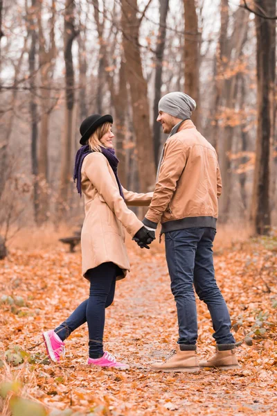 Casal no parque desfrutando de tempo agradável outono / inverno . — Fotografia de Stock