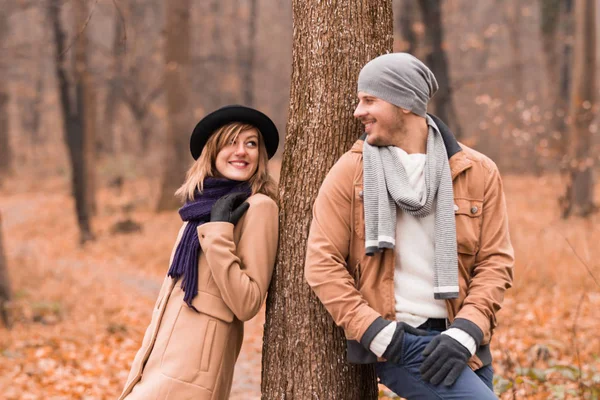 Couple dans le parc jouissant d'un bel automne / hiver . — Photo