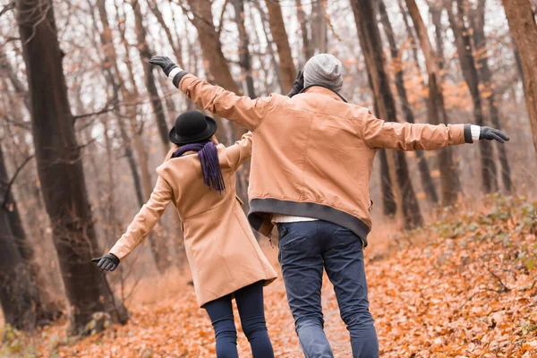 Paar im Park genießt schöne Herbst- / Winterzeit. — Stockfoto