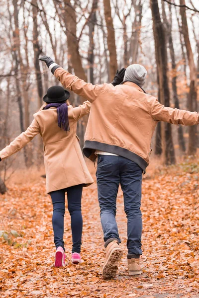 Couple in the park enjoying nice autumn / winter time. — Stok fotoğraf