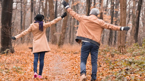 Paar im Park genießt schöne Herbst- / Winterzeit. — Stockfoto