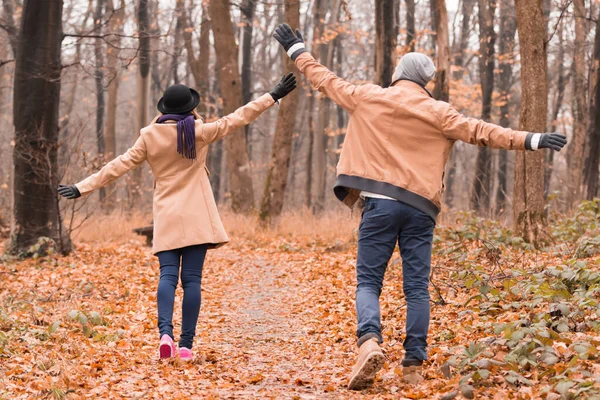 Paar im Park genießt schöne Herbst- / Winterzeit. — Stockfoto