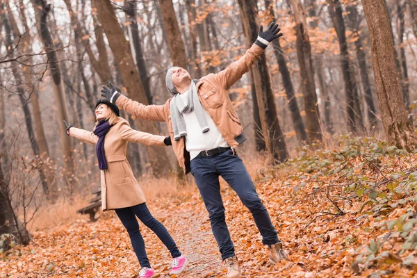 Пара в парку насолоджується приємним осіннім / зимовим часом . — стокове фото