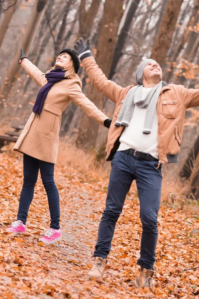 Couple in the park enjoying nice autumn / winter time. — 스톡 사진