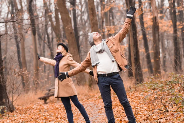 Couple in the park enjoying nice autumn / winter time. — 스톡 사진