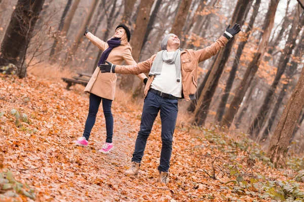 Coppia nel parco godendo bel periodo autunno / inverno . — Foto Stock