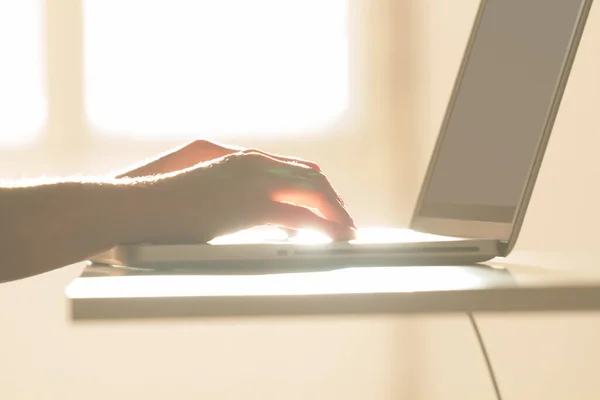 Mãos de homem trabalhando em um teclado de laptop . — Fotografia de Stock