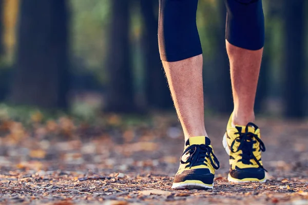 Hombre con zapatillas de correr / zapatos en el parque . — Foto de Stock