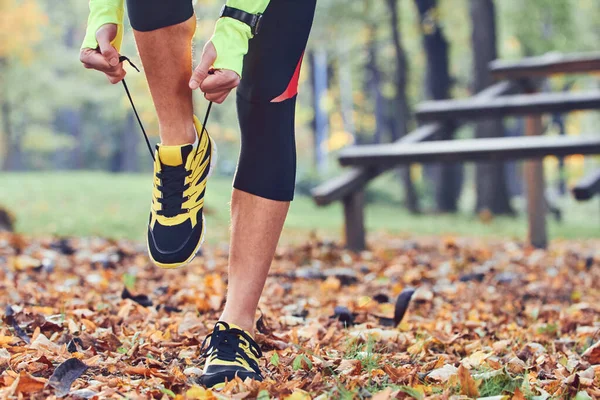 Preparación para correr en el parque de color otoño . — Foto de Stock