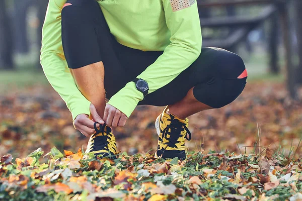Preparación para correr en el parque de color otoño . — Foto de Stock