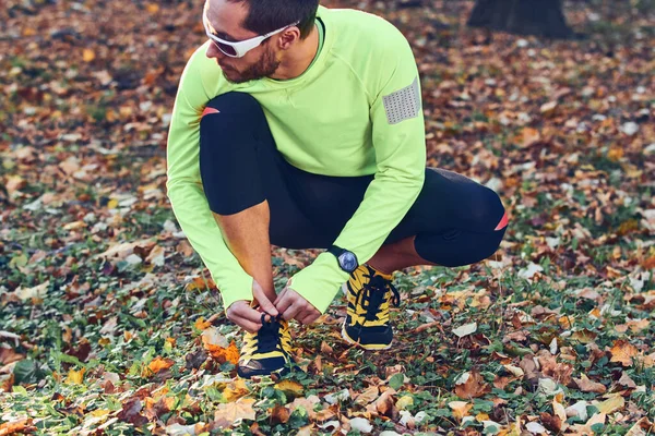 Przygotowanie do joggingu w jesiennym parku kolorowym. — Zdjęcie stockowe