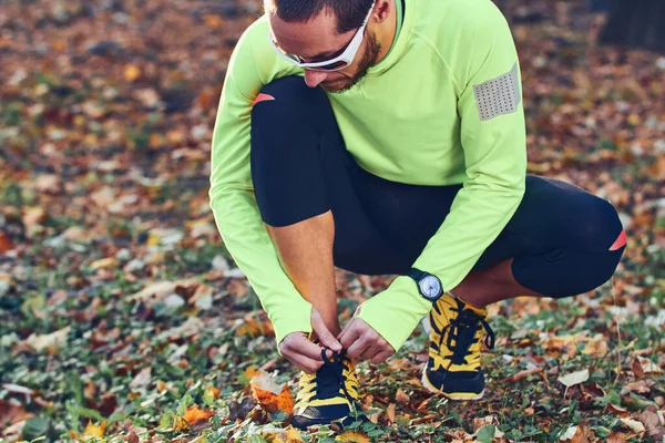 Preparación para correr en el parque de color otoño . — Foto de Stock