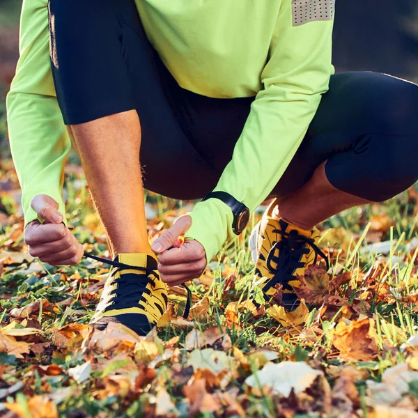 Preparación para correr en el parque de color otoño . — Foto de Stock