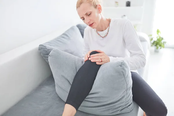 Körperverletzungen an Bein / Knie / Gelenk zu Hause. — Stockfoto