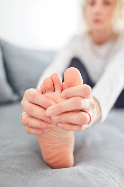 Problemas con los pies, articulaciones, piernas y tobillos . — Foto de Stock