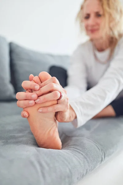 Problemas con los pies, articulaciones, piernas y tobillos . — Foto de Stock