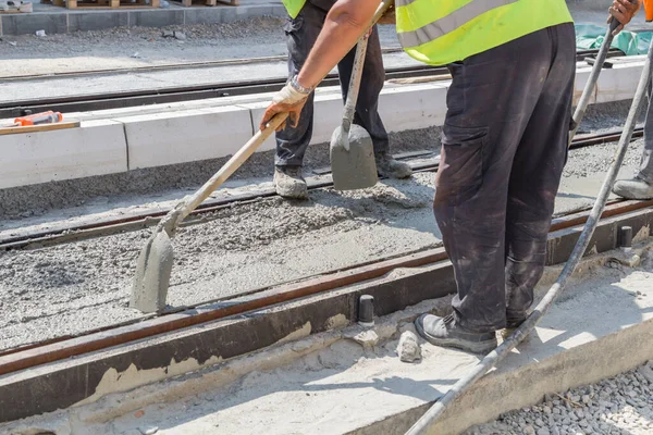 Lavoro pesante per un operaio edile sul posto. — Foto Stock