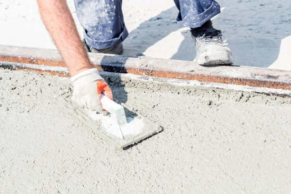 Trabalho pesado para um trabalhador da construção civil no local. — Fotografia de Stock