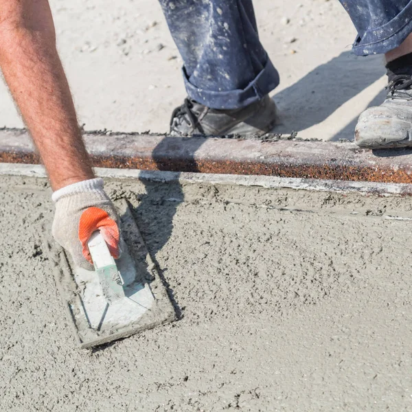 Heavy work for a construction worker on the site. — Stock Photo, Image