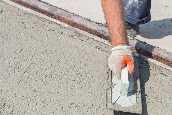 Trabalho pesado para um trabalhador da construção civil no local. — Fotografia de Stock