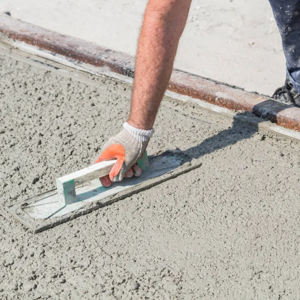 Heavy work for a construction worker on the site. — Stock Photo, Image