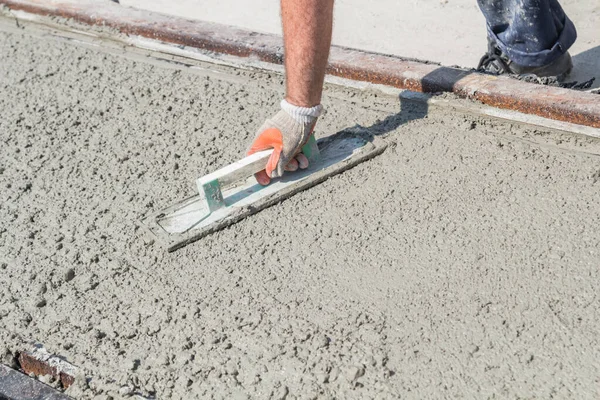 Schwere Arbeit für einen Bauarbeiter auf der Baustelle. — Stockfoto