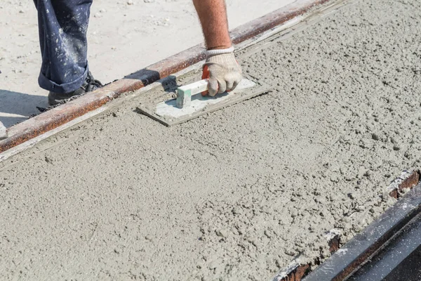 Heavy work for a construction worker on the site. — Stock Photo, Image