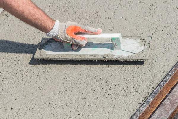 Trabajo pesado para un trabajador de la construcción en el sitio. — Foto de Stock