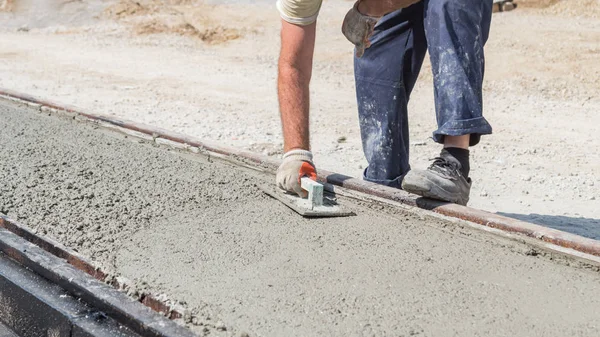 Lavoro pesante per un operaio edile sul posto. — Foto Stock