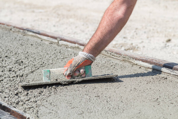 Тяжелая работа для строителя на стройке.