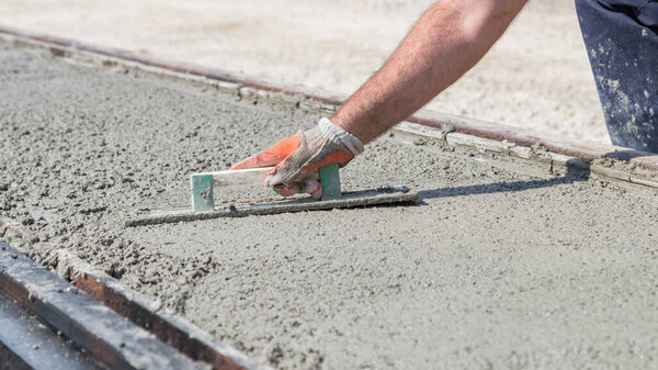 Тяжелая работа для строителя на стройке.