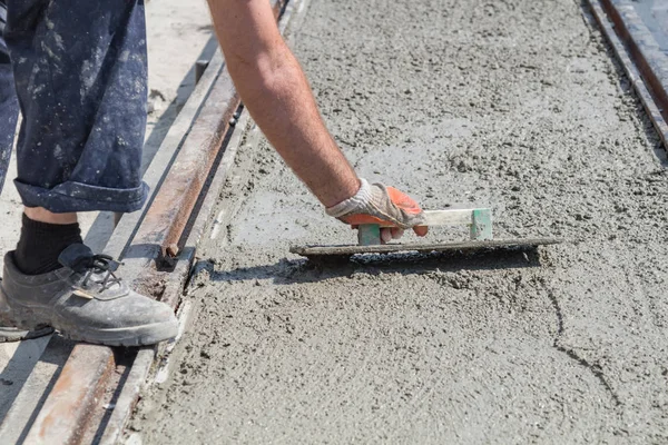 Trabajo pesado para un trabajador de la construcción en el sitio. — Foto de Stock