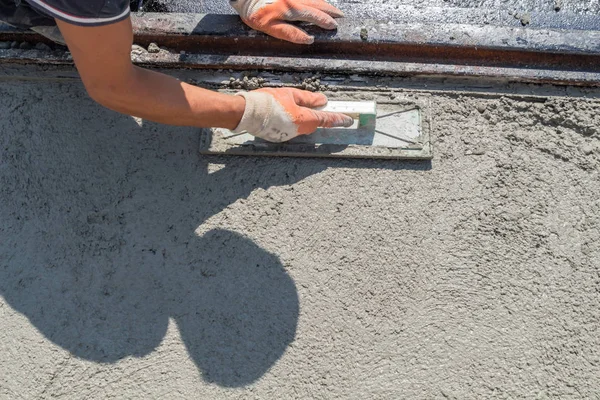 Trabajo pesado para un trabajador de la construcción en el sitio. — Foto de Stock